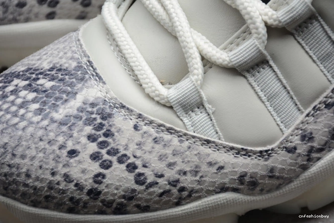Bone Low 11 Air Light Snake CD6846-002 SE Jordan 1007